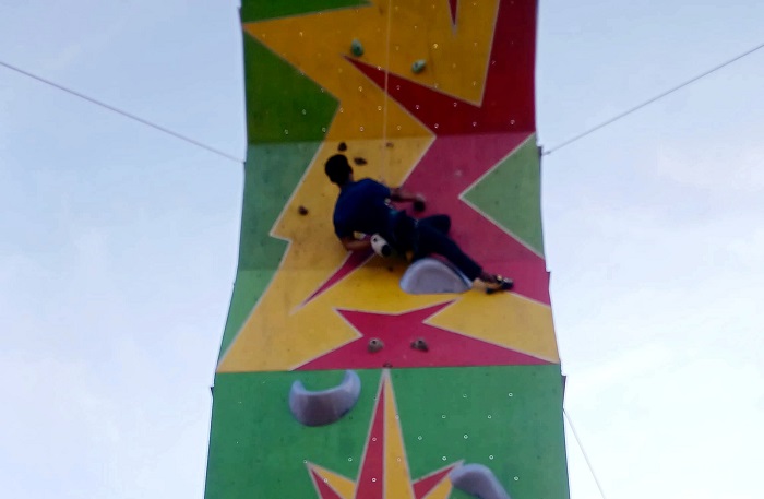 MEMACU ADRENALIN: Awaizil Azrori melakukan latihan di wall climbing Universitas Wiraraja Sumenep kemarin.