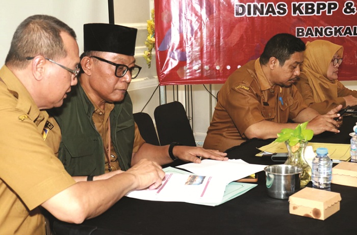 TERBUKA: Kepala Dinas KBP3A Sudiyo mendampingi Plt Sekkab Bangkalan Irman Gunadi membuka data-data stunting saat penilaian kinerja TPPPS di The Sky Resto and Bakery Selasa (10/6).