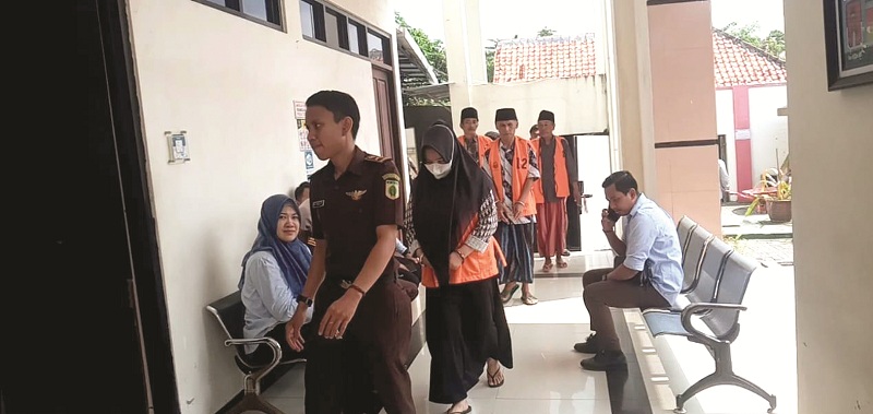 BERLANJUT: Terdakwa kasus pencurian emas Mufarrohah saat digiring petugas di Pengadilan Negeri Bangkalan Selasa (10/6). (HENDRAYANTO UNTUK JPRM)