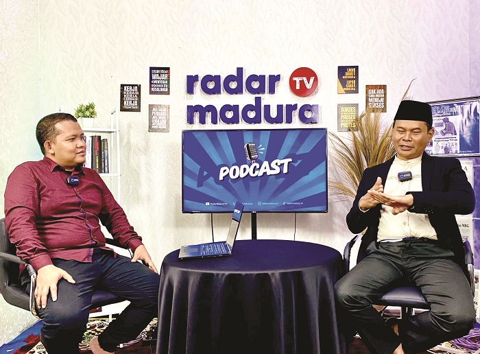 PENGAWALAN: Kabiro Pamekasan Moh. Subhan (kiri) mewawancari Abrari Alzael di program podcast sapa legislatif. (FAHMI JALIL/JPRM)