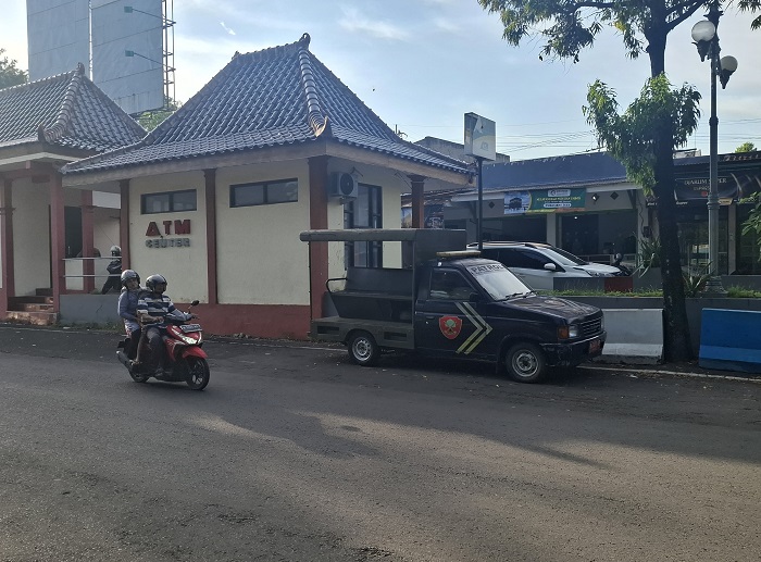 MAKAN ANGGARAN: Randis Satpol PP Sumenep terparkir di pos jaga sisi utara Taman Bunga Pottre Koneng, Kelurahan Pajagalan, Kecamatan Kota, kemarin.