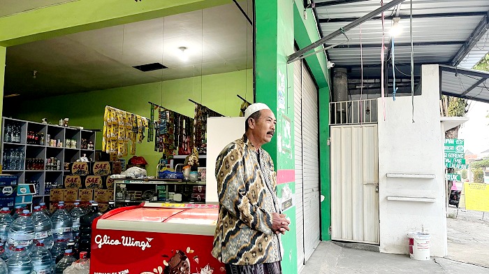 KORBAN PENCURIAN: H Herman Toha saat ditemui di warungnya yang terletak di Jalan Ki Lemah Duwur, Bangkalan, Senin (9/6). (ZEINAL ABIDIN/JPRM)