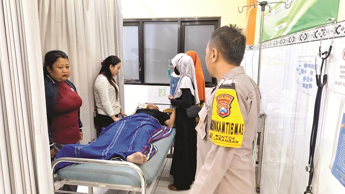 HARUS DIRAWAT: Korban penganiayaan ditemani keluarga saat dirawat di Puskesmas Larangan, Pamekasan, Senin (9/6) malam. (HUMAS POLRES PAMEKASAN UNTUK JPRM)