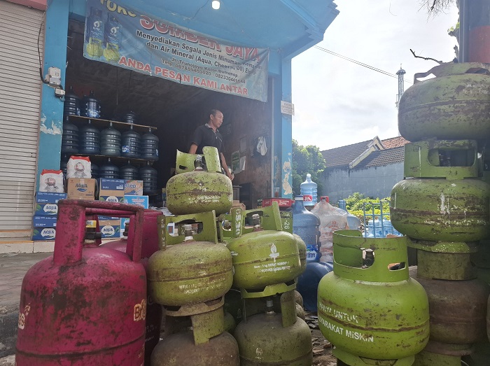 STOK HABIS: Salah satu pemilik pangkalan gas elpiji sedang membereskan barang dagangannya di Jalan Trunojoyo, Desa Kolor, Kecamatan Kota Sumenep, Minggu (8/6).
