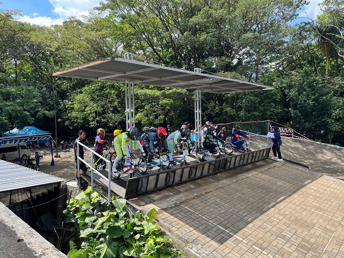 ADU KECEPATAN: Atlet ISSI Pamekasan Rofikotus Sakinah (helm merah) bersiap untuk memacu sepeda dalam Kejuaraan Sepeda BMX Racing KONI Malang Cup-2, Sabtu (7/6).