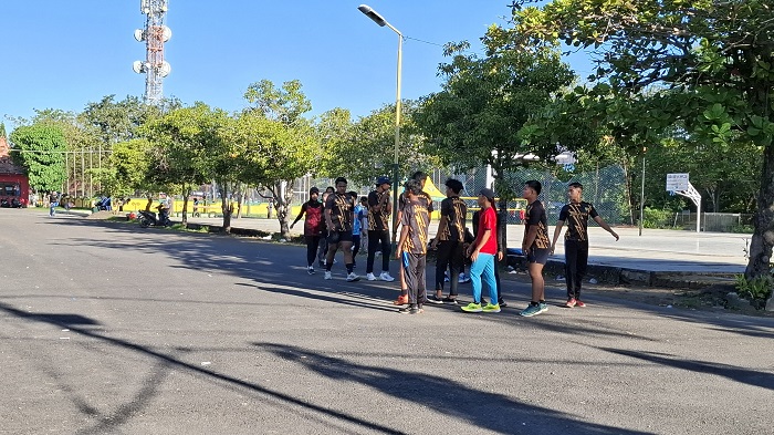 FOKUS: Sejumlah atlet PASI Sumenep sedang menjalani latihan di GOR A. Yani, Desa Pabian, Kecamatan Kota, kemarin.