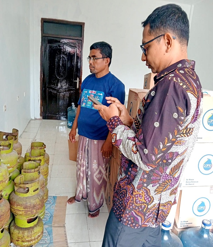 TURLAP: Analis Kebijakan Muda Bagian Perekonomian dan SDA Setkab Sampang Abdi Barri saat melakukan investigasi di salah satu pangkalan di Kecamatan Karang Penang, Kamis (22/5). (ABDI BARRI UNTUK JPRM)