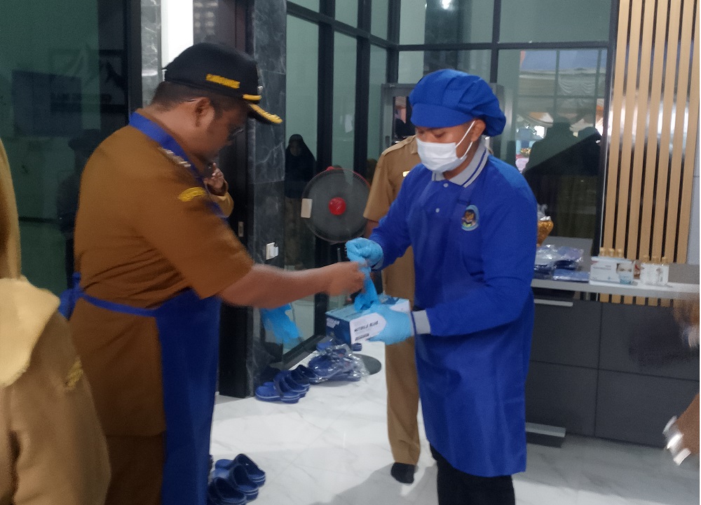 BEROPERASI: Wabup Sampang Ahmad Mahfudz mengecek SPPG Yayasan Garda Kosong Delapan di Kecamatan Jrengik, Sampang, kemarin.