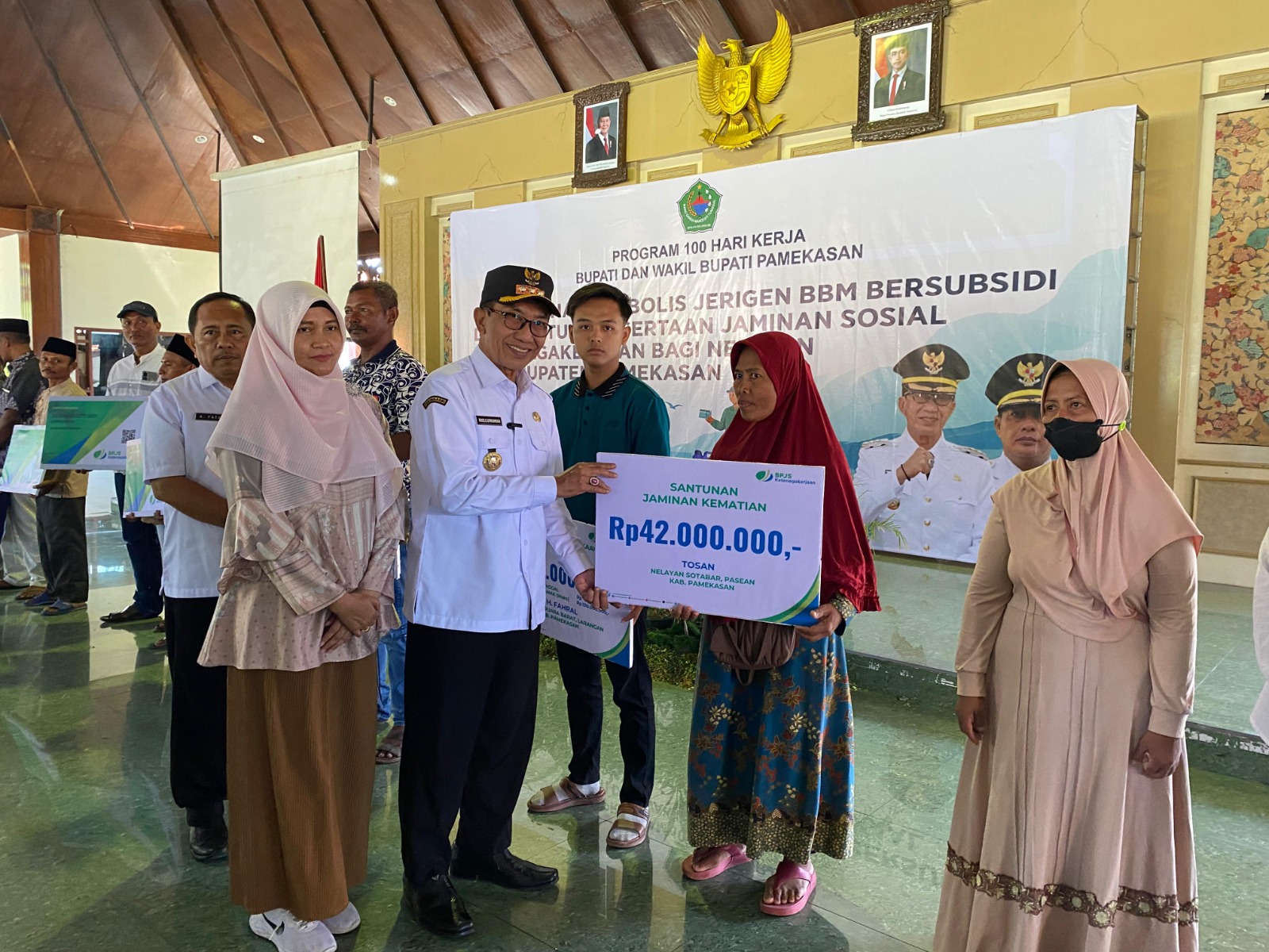 SIMBOLIS: Bupati Pamekasan Kholilurrahman didampingi Kepala BPJS Ketenagakerjaan Pamekasan Anita Ardhiana saat memberikan santunan di Pendopo Agung Ronggosukowati, Rabu (11/6).