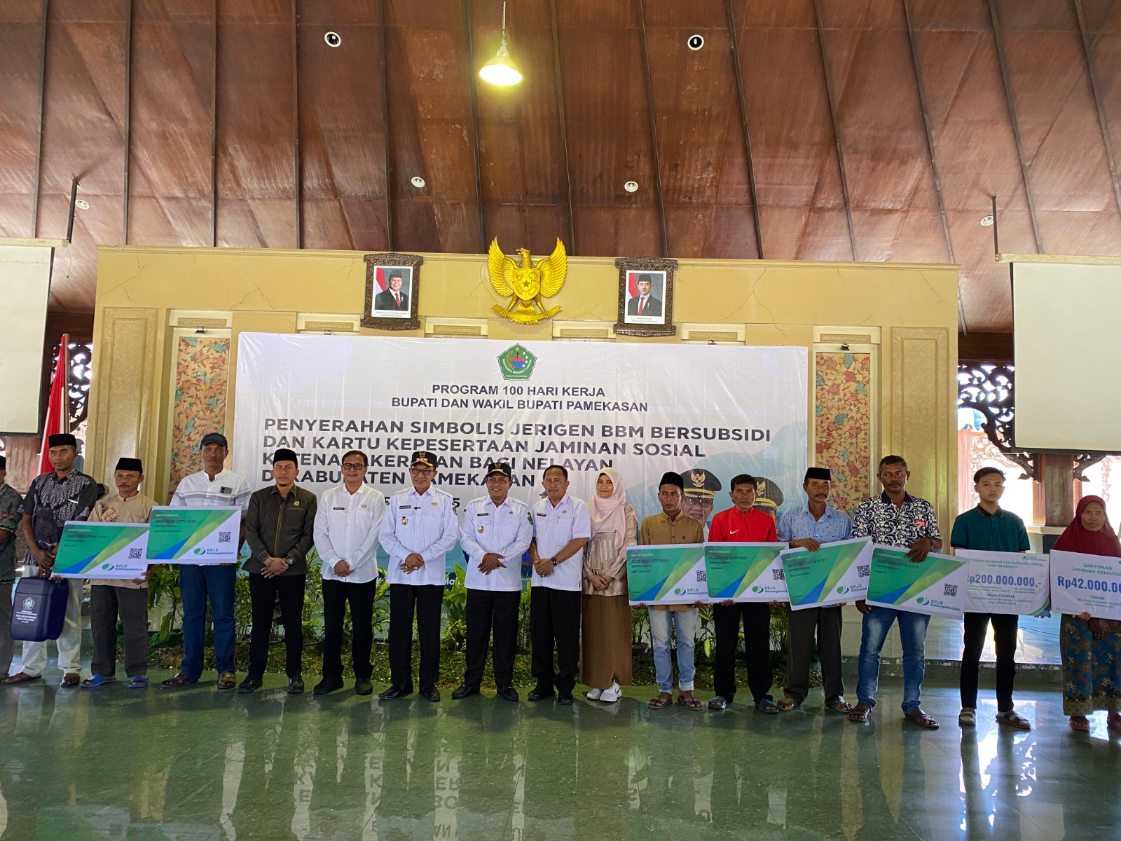 KESEJAHTERAAN: Bupati Pamekasan Kholilurrahman, Wabup Sukriyanto didampingi Kepala BPJS Ketenagakerjaan Pamekasan Anita Ardhiana berfoto bersama dengan para penerima santunan dan kepesertaan baru.