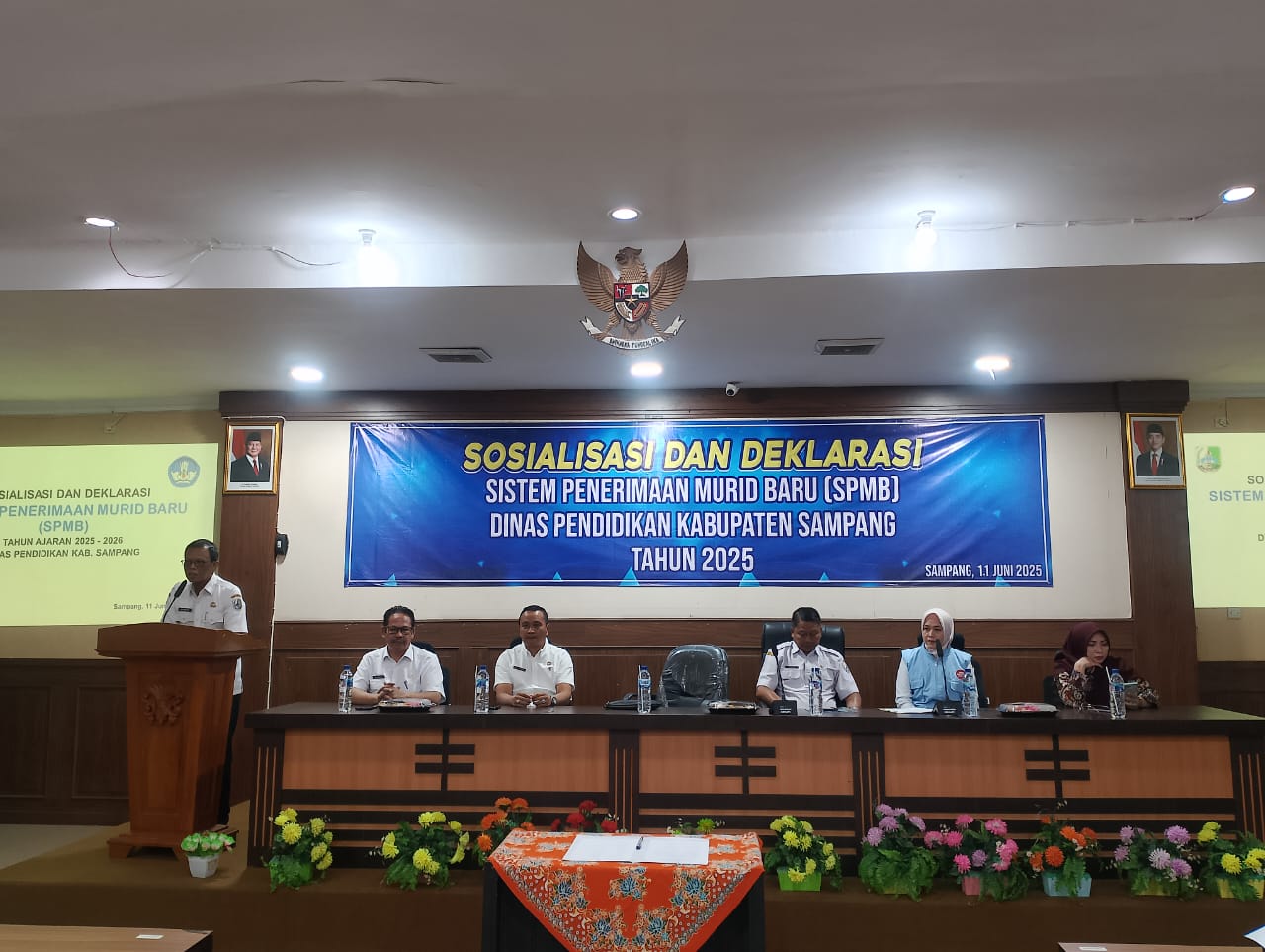 DIATAS MIMBAR: Kadisdik Sampang Mohammad Fadeli memberikan sambutan  kegiatan sosialisasi dan Deklarasi SPMB Disdik Sampang 2025, juga dihadiri BBPMP Jatim dan Inspektorat Sampang, Rabu (11/6).