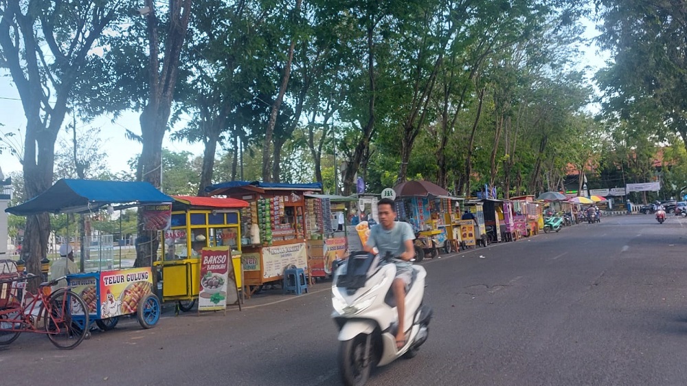 PUSAT KOTA: Pengendara melintasi ruas jalan satu arah di Jalan Wijaya Kusuma, Kota Sampang, Rabu (4/6).