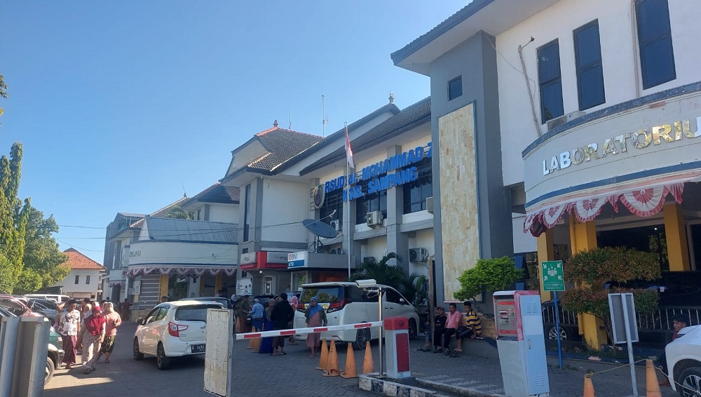 KAWASAN BEBAS ROKOK: Sejumlah pengunjung berada di halaman RSUD Mohammad Zyn Sampang, Selasa (3/6).