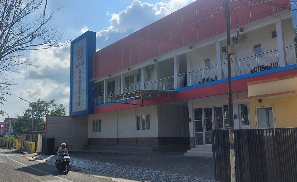 OBJEK PAJAK: Warga melintas di depan Hotel Bahagia, Jalan Bahagia, Sampang, kemarin.