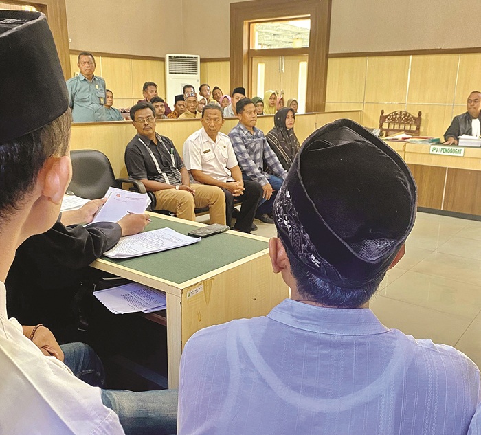 PEMBUKTIAN: JPU menghadirkan empat saksi dalam sidang lanjutan kasus dugaan pemalsuan surat di PN Pamekasan Rabu (11/6). (MOH. IQBAL AFGANI/JPRM)