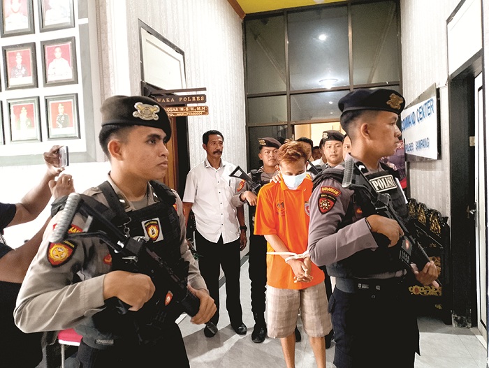 TAK PATUT DICONTOH: Agus digiring polisi bersenjata lengkap saat press release di Mapolres Sampang, Rabu (23/4). (UBAIDILLAHIR RAIE/JPRM)