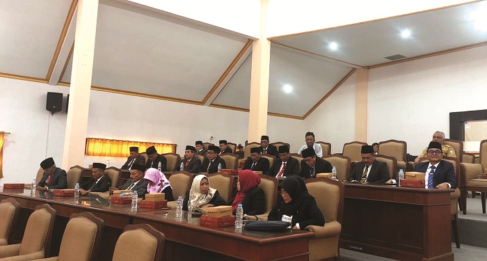 ABDI NEGARA: Sejumlah ASN mengikuti sidang paripurna di kantor DPRD Sampang, Senin (2/6). (JUNAIDI PONDIYANTO/JPRM)