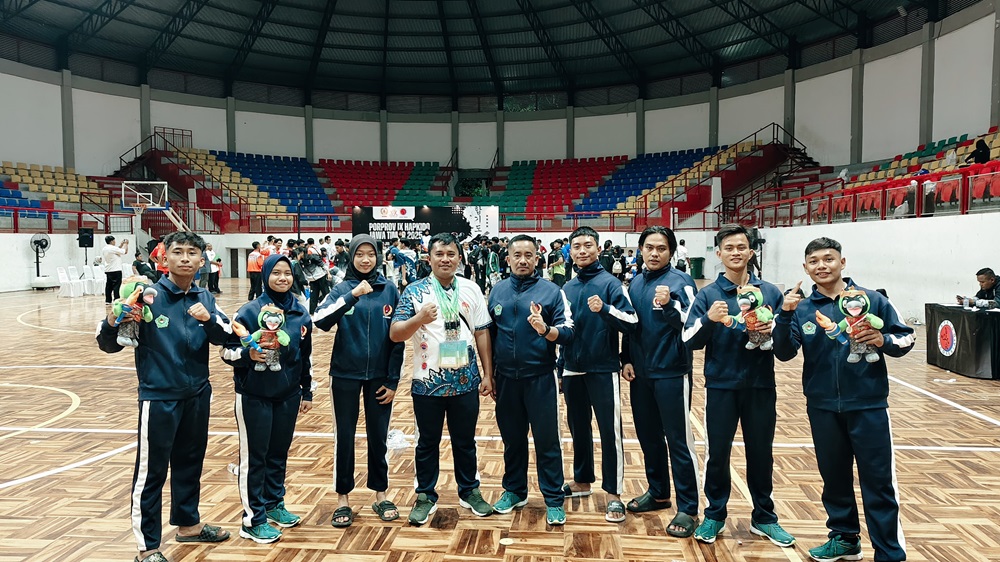 MEDALI PERTAMA: Atlet Hapkido Pamekasan berfoto bersama usai mengikuti Porprov IX Jawa Timur di Kabupaten Malang, Selasa (10/6)