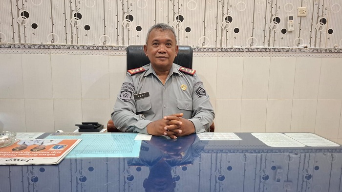 TEGAS: Kepala Rutan Kelas II-B Sumenep Heri Sutriadi berada di meja kerjanya Kamis (12/6). (MOH. IQBAL/JPRM)
