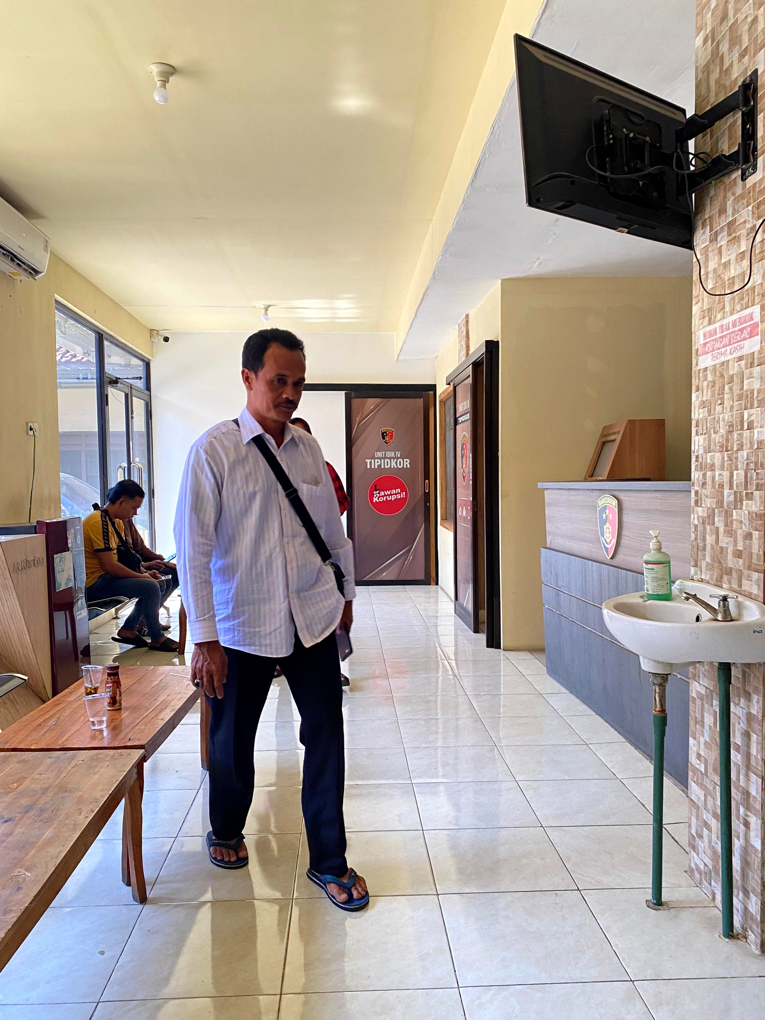 CARI KEADILAN: Pihak pelapor berada di Satreskrim Polres Pamekasan, Rabu (11/6).