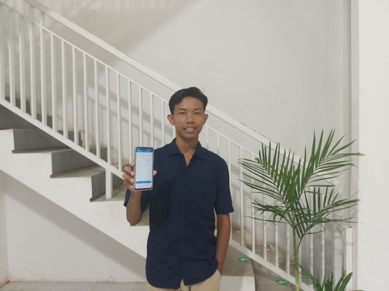 LEBIH MUDAH: Irsyad (20), peserta JKN asal Kabupaten Sumenep merasa terbantu aplikasi Mobil JKN.