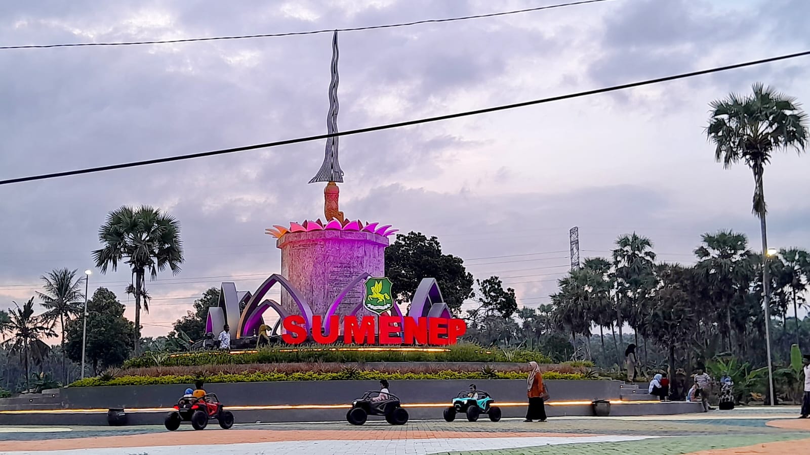 TINGGI: Warga berekreasi di area Tugu Keris, Desa Sendang, Kecamatan Pragaan, Sumenep.
