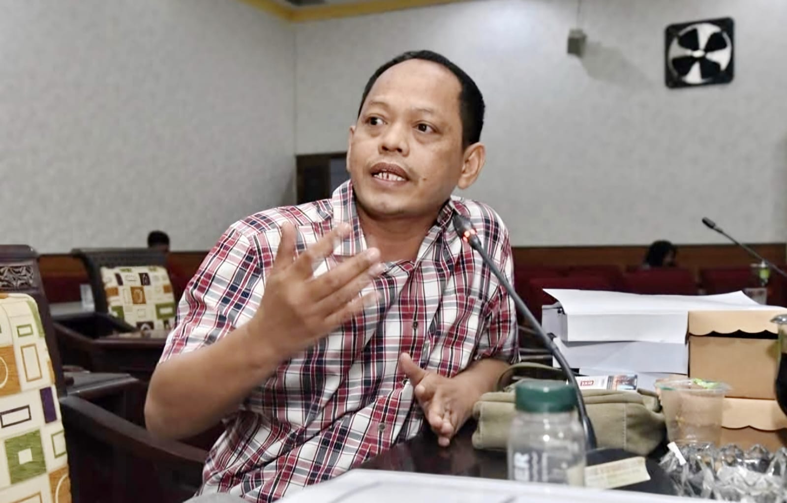 TEGAS: Anggota Komisi I DPRD Sumenep Holik saat mengikuti rapat di gedung dewan.