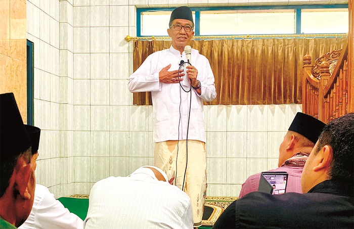 SAPA JEMAAH: Bupati Pamekasan KH. Kholilurrahman menyampaikan sambutan saat Safari Jumat di Masjid Jamik Nurul Huda Waru Jumat (13/6). (MOH. IQBAL AFGANI/JPRM)