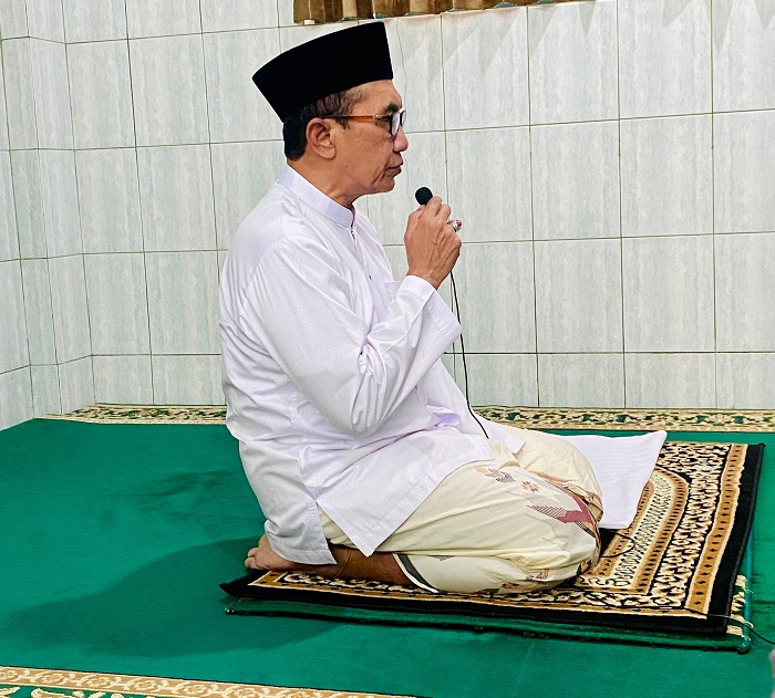 KHUSYUK: Bupati Pamekasan KH. Kholilurrahman memimpin zikir di Masjid Jamik Nurul Huda Waru Jumat (13/6). (MOH. IQBAL AFGANI/JPRM)