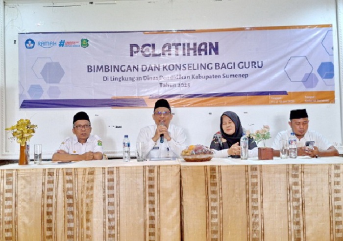 BERKARAKTER: Kepala Dispendik Sumenep Agus Dwi Saputra saat membuka pelatihan bimbingan dan konseling di Kedai HK Sumenep. (DISPENDIK UNTUK JPRM)