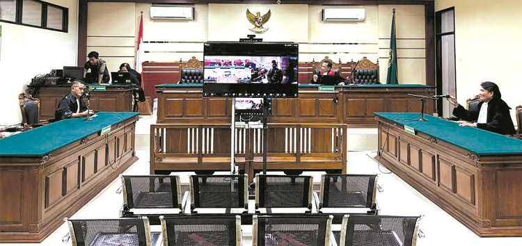 DISIDANGKAN: Zamahsyari mengikuti sidang putusan secara online yang digelar di Pengadilan Tipikor Surabaya Jumat (13/6). (ISTIMEWA)