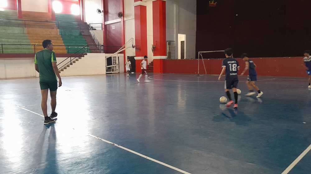SEMANGAT: Tim Futsal Bangkalan menjalani sesi latihan di GOR Saka, Selasa (3/6).