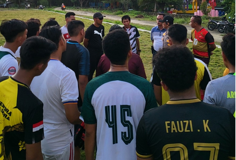 KOMPAK: Pembina Bhayasa Sampang Kompol Sigit memberikan arahan pada pemain sepak bola usai melakukan latihan di lapangan SSC Sampang, Selasa (10/6).