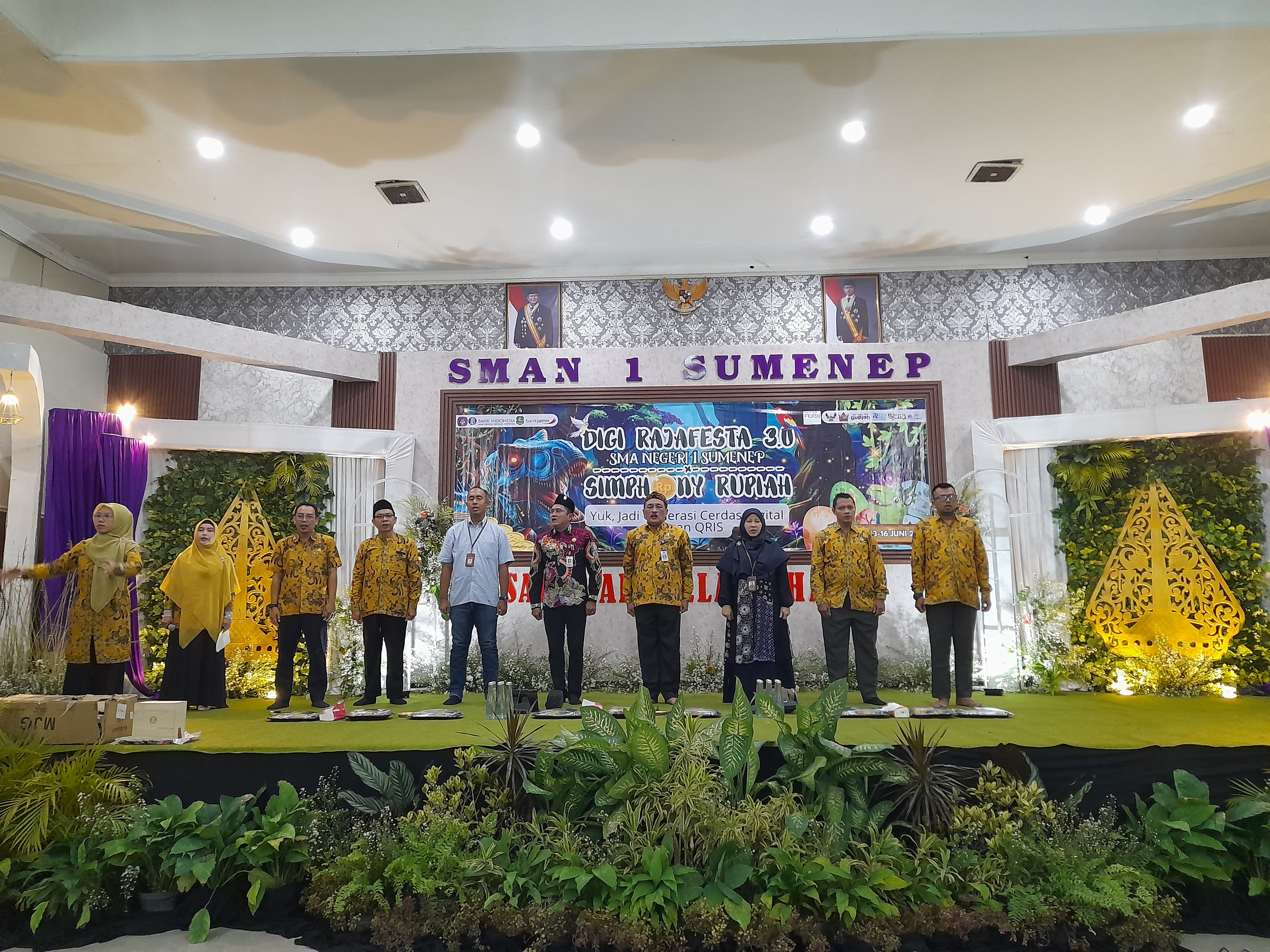 KOMPAK: Kepala SMAN 1 Sumenep Drs. Rafiuddin, M.Pd,. (Empat dari Kanan) Bersama Kepala Bapenda Faruq Hanafi S.Sos,. M.Si,. (Tengah Batik merah) dalam acara sosialisasi bersama Bank BI, Bank Jatim.