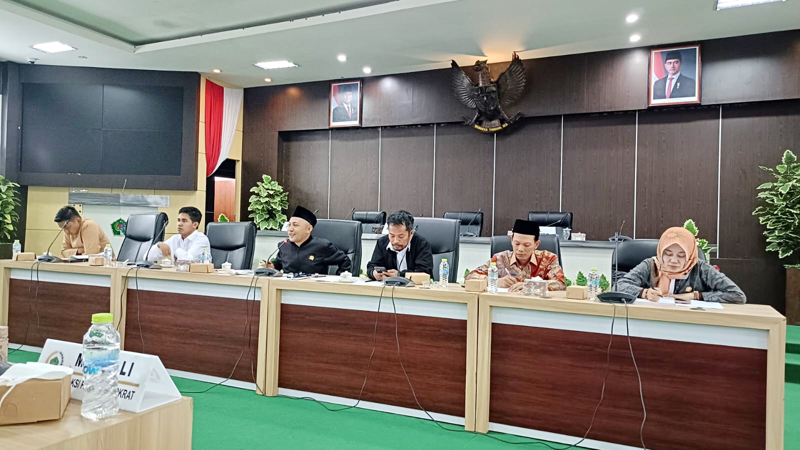 SERIUS: Bapemperda DPRD Pamekasan berkoordinasi dengan eksekutif di ruang paripurna kantor dewan.