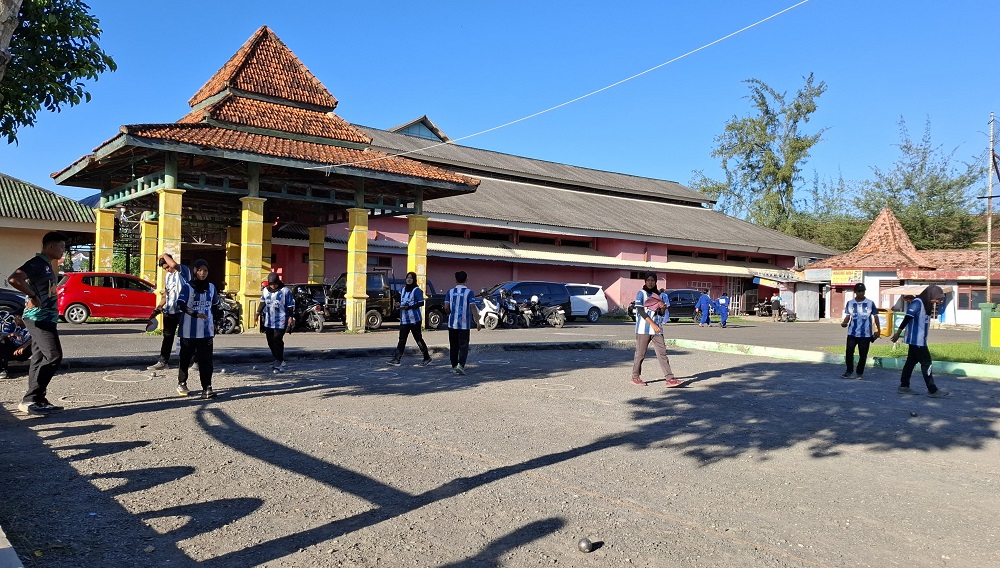 SEMANGAT: Atlet FOPI Sumenep saat melakukan latihan di lapangan GOR A. Yani Sumenep pada Kamis (5/6).