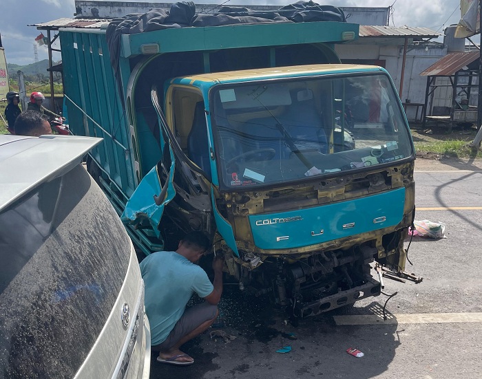 TERLIBAT LAKA: Anggota Satlantas Polres Bangkalan mengevakuasi kendaraan yang terlibat laka di jalan raya Desa Karang Gayam, Kecamatan Blega, Minggu (15/6). (SATLANTAS POLRES BANGKALAN UNTUK JPRM)
