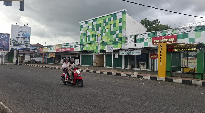 LENGANG: Pengendara roda dua melintas di depan Pasar Senenan di Jalan Teuku Umar, Kemayoran, Bangkalan, Minggu (15/6). (M. KHOLIL RAMLI/JPRM)