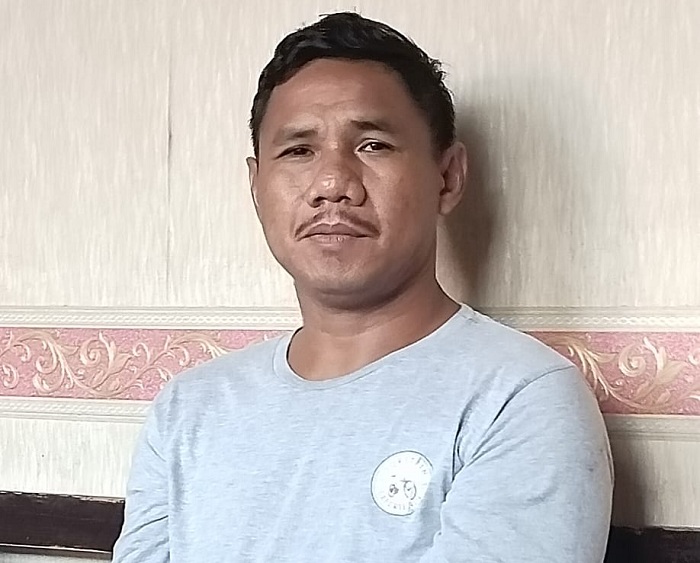 PASRAH: Tersangka Apriyanto Wahyu Hidayat saat diamankan di Mapolsek Socah, Bangkalan, Minggu (15/6). (POLSEK SOCAH UNTUK JPRM)