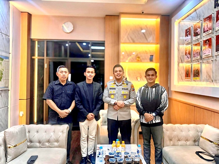 KOORDINASI: Jakfar Sodik PH Moh. Syaifuddin berfoto bersama Kapolres AKP Hendro Sukmono menanyakan perkembangan kasus yang dilaporkan kliennya di Mapolres Bangkalan, Jumat (13/6).