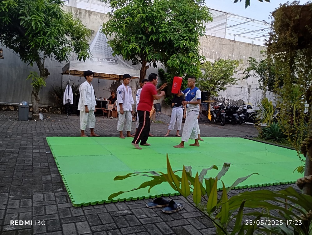 SEMANGAT: Atlet Kempo Bangkalan melaksanakan latihan rutin Minggu (25/5).
