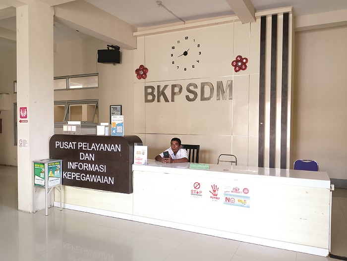 BERTUGAS: Pegawai BKPSDM Sampang bertugas di ruang PTSP kantornya&nbsp;Senin (16/6). (UBAIDILLAHIR RAIE/JPRM)