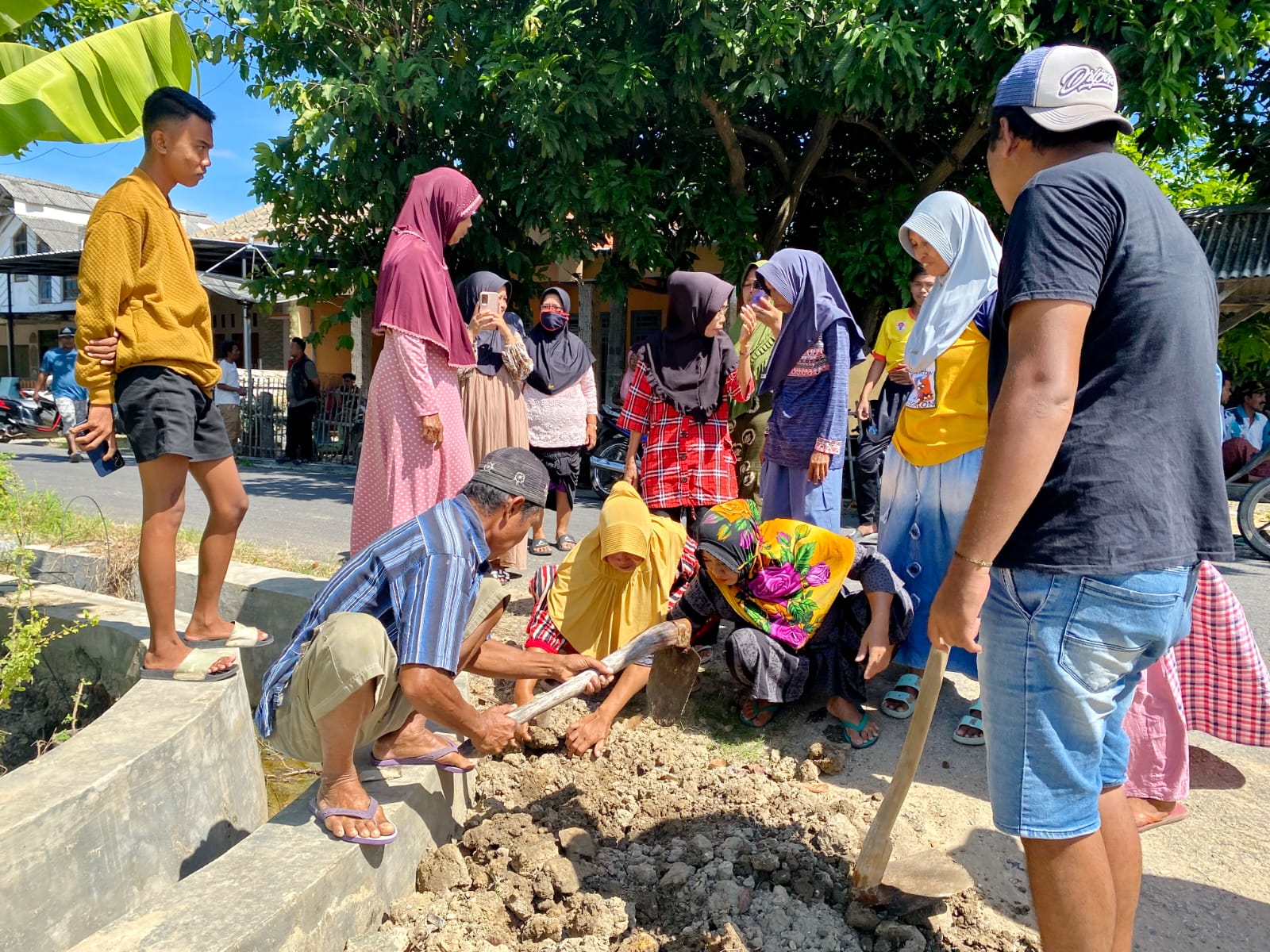 KEBUTUHAN: Masyarakat Desa Pandan, Kecamatan Galis menunggu penyambungan air pada Kamis (12/6).