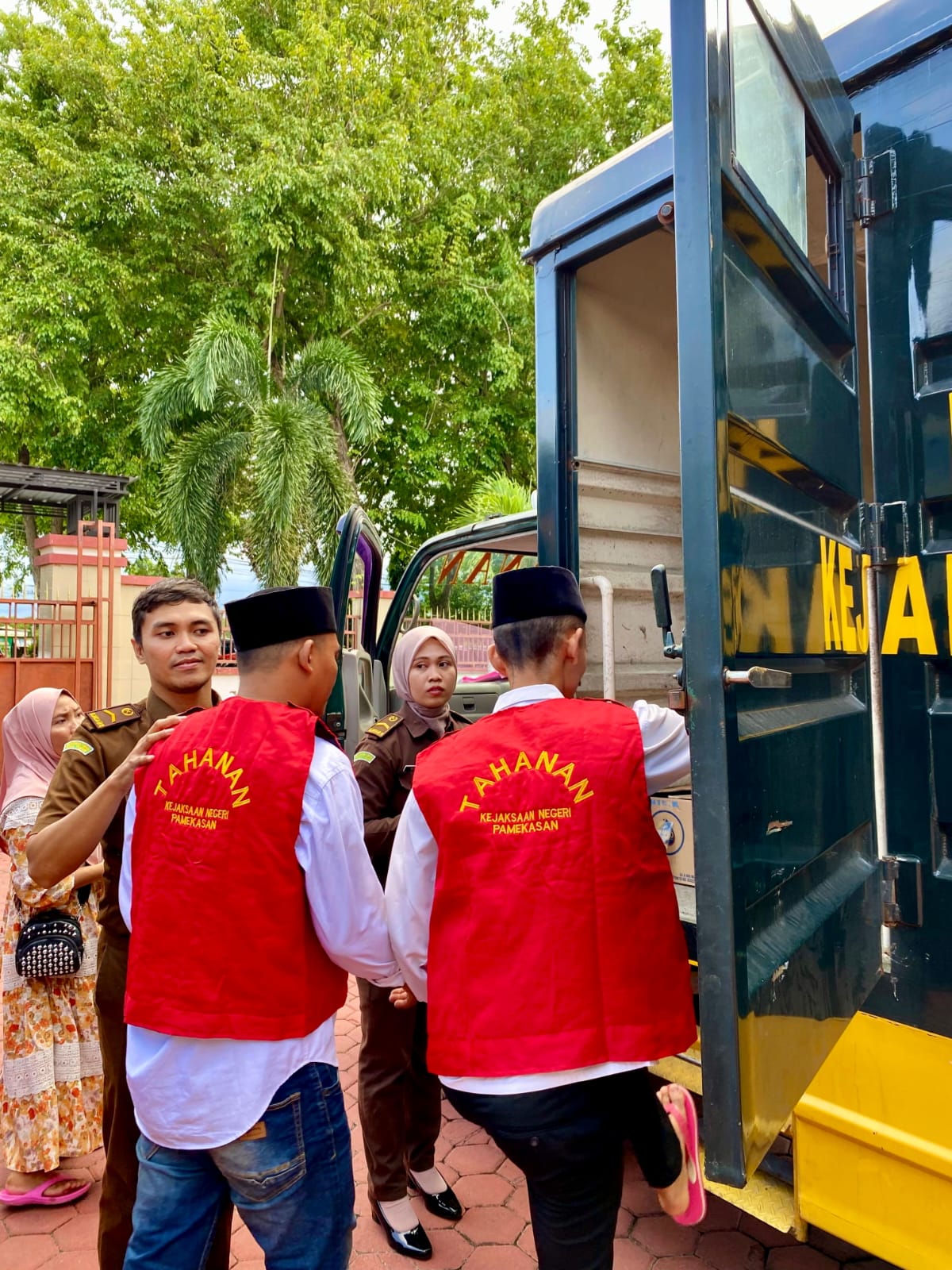 ROMPI ORANYE: Dua terdakwa pemalsu surat masuk ke mobil tahanan, Kamis (15/5).