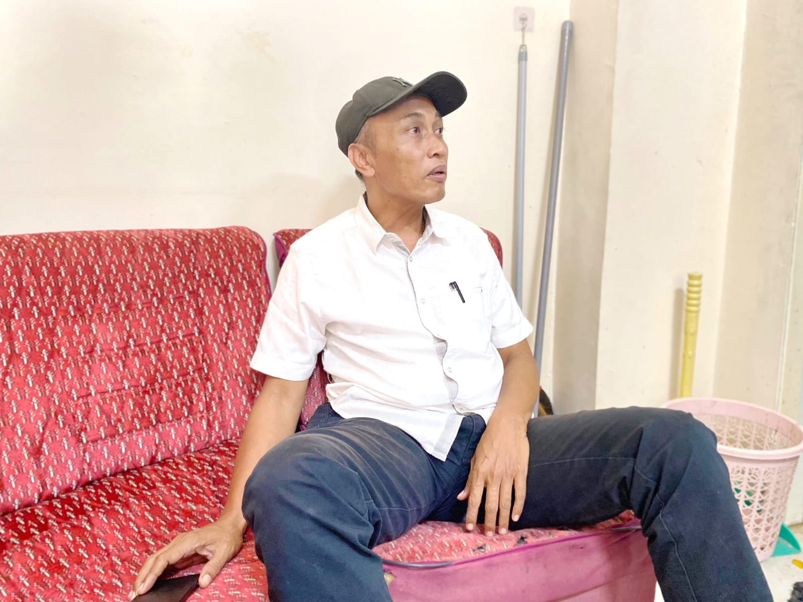 TETAP TENANG: Kapas Kolpajung Slamet Efendi saat ditemui di ruangannya, Rabu (28/5).