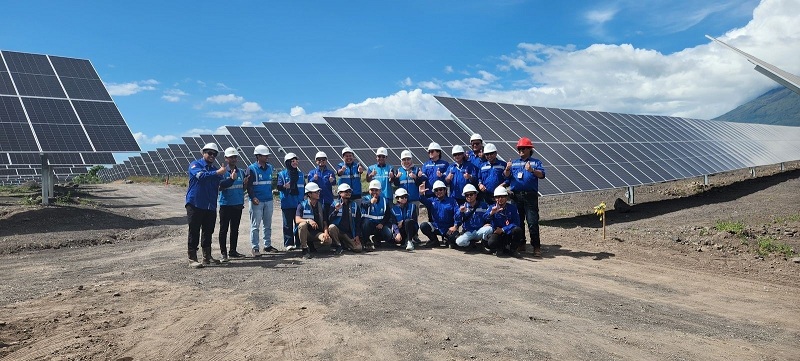 KOMPAK: Foto bersama dengan EVP MKJ PT PLN (Persero), GM PLN UIP JBTB, PT Medco Power Indonesia di PLTS Bali Timur. (PLN UNTUK JPRM)