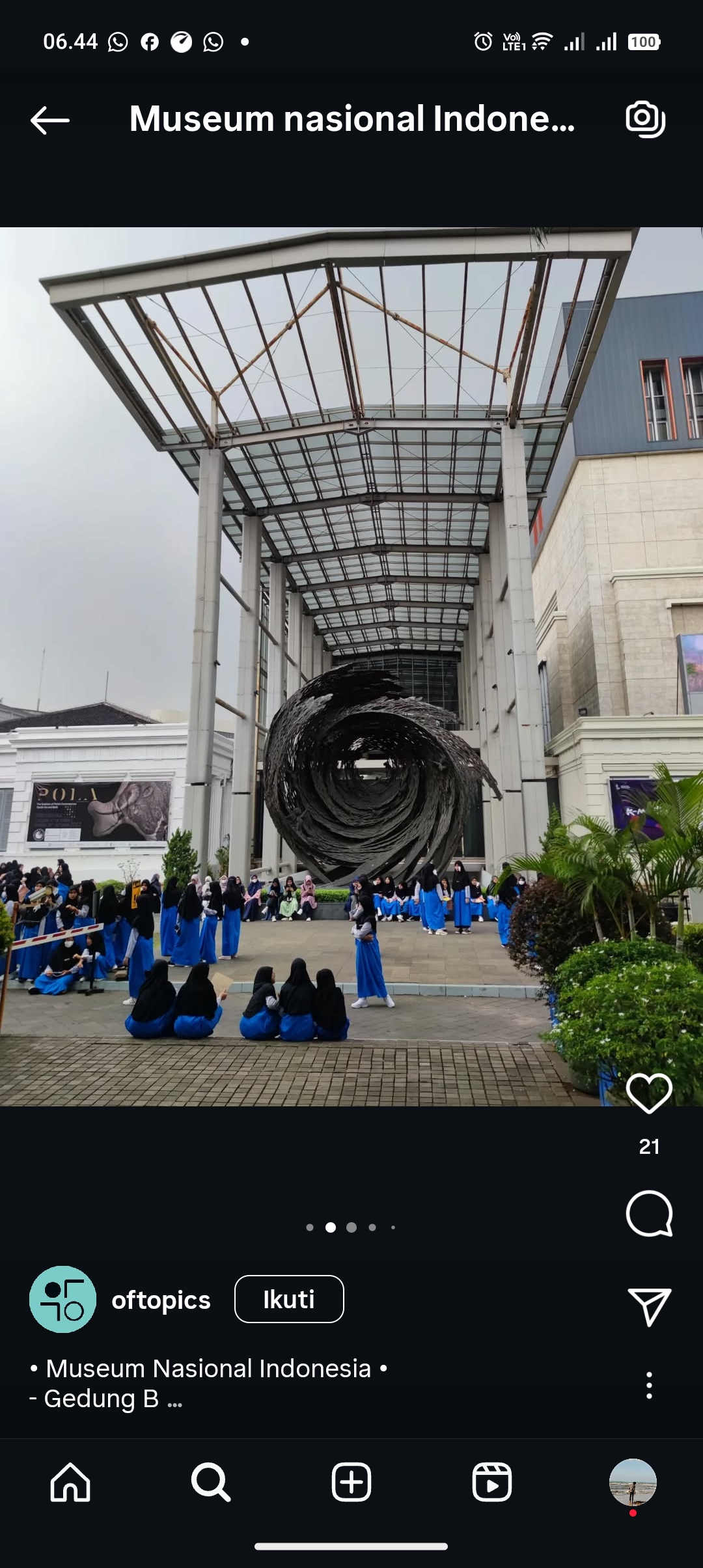 Pengunjung sedang berkumpul di depan Museum Nasional Indonesia
