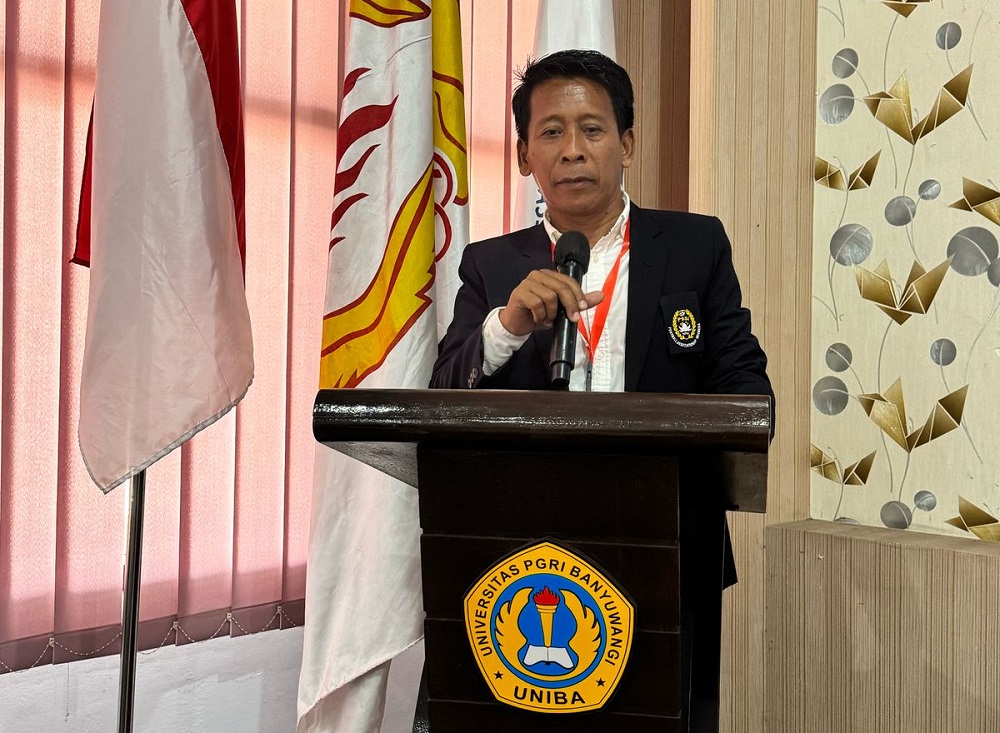 BERI ARAHAN: Ketua Teknik dan Pengembangan Asprov PSSI Jawa Timur Djohan Susanto dalam satu kegiatan, Rabu (9/4).