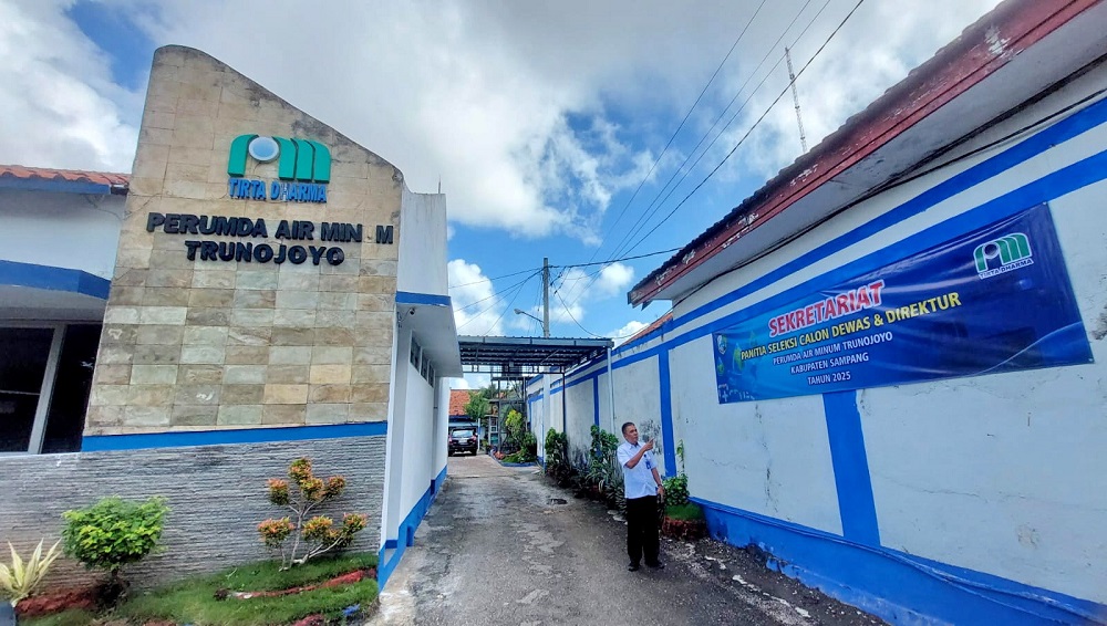 PERKANTORAN: Salah satu anggota panitia seleksi calon dewas dan direktur Perumda Trunojoyo Sampang berada di sekretariat Jalan Rajawali, Kota Sampang, Rabu (14/5).