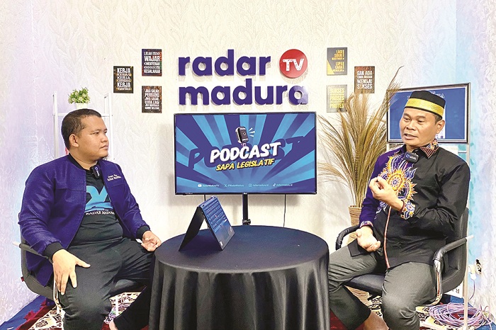 PEMBANGUNAN: Kepala JPRM Biro Pamekasan Moh. Subhan (kiri) memandu siniar program Sapa Legislatif bersama anggota Komisi D DPRD Jatim Abrari Alzael di studio 2 Radar Madura TV. (FAHMI JALIL/JPRM)
